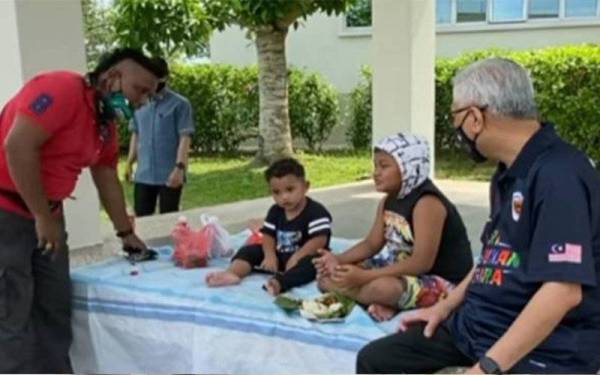  Ismail Sabri berkongsikan video ringkas beliau berbual dengan dua anak kecil yang sedang sarapan di Kawasan Rehat dan Rawat (R&R), Lebuhraya Kajang - Seremban (Lekas).