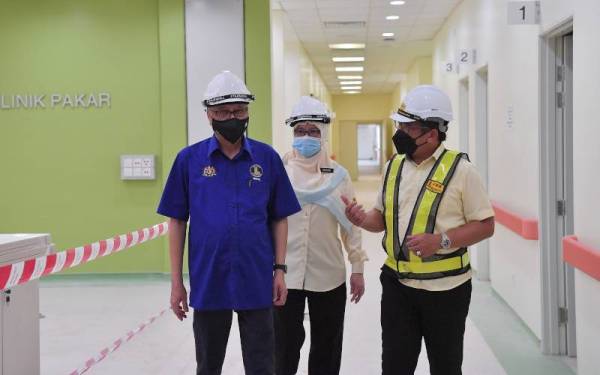 Perdana Menteri Datuk Seri Ismail Sabri Yaakob diberi penerangan mengenai perkembangan terkini pembinaan Hospital Bera oleh Ketua Pengarah Kerja Raya Datuk Mohamad Zulkefly Sulaiman (kanan) ketika melawat hospital tersebut semasa melakukan lawatan kerja di sini hari ini. - Foto Bernama