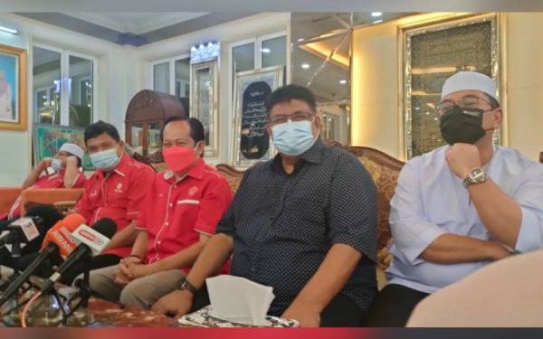 Ahmad (tiga,kanan) ketika sidang akhbar selepas mengadakan perjumpaan pemimpin UMNO negeri di Klebang, pada malam Ahad.