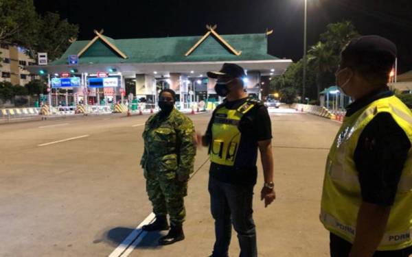 Tiga SJR iaitu Plaza Tol Alor Setar Utara (gambar), Plaza Tol Alor Setar Selatan dan Plaza Tol Hutan Kampung ditutup sepenuhnya jam 12 tengah malam. -Astro AWANI