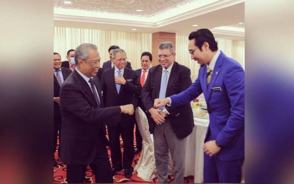 Gambar fail Wan Ahmad Fayhsal (kanan) bersama Muhyiddin (kiri). - Foto Wan Ahmad Fayhsal