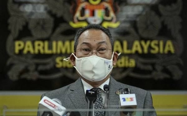 Timbalan Menteri Sumber Manusia Datuk Awang Hashim ketika sidang media di Bangunan Parlimen hari ini.- Foto Bernama