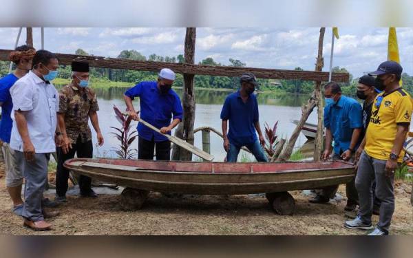 Ariffin (empat dari kiri) meletakkan pendayung pada perahu ditempatkan di Kalang Warisan selepas merasmikan Program Gotong Royong Mengindahkan Produk Pelancongan Berasaskan Komuniti Daerah Kuala Terengganu pada Isnin.