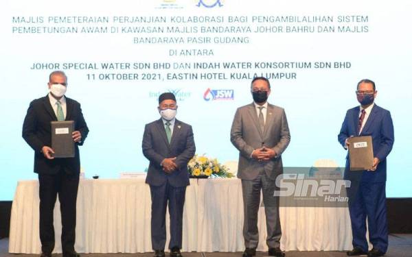 Narendran (kiri) bersama Zulkiflee (kanan) merakam kenangan bersama Tuan Ibrahim (dua dari kiri) bersama Hasni pada majlis Menandatangani Perjanjian Kolaborasi Bagi Pengambilalihan Sistem Pembentungan Awam di Kawasan Majlis Bandaraya Johor Bharu dan Majlis Bandaraya Pasir Gudang. - FOTO SINAR HARIAN/ ROSLI TALIB