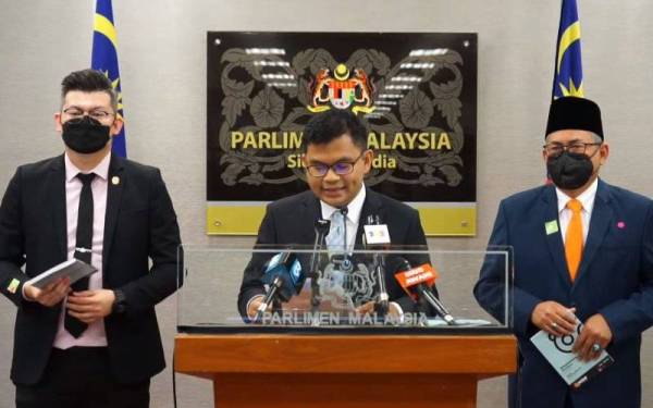 Ahli Parlimen Johor Bahru, Akmal Nasrullah Mohd Nasir (tengah) dalam sidang media di Parlimen, hari ini.