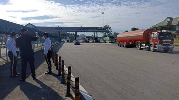 Aliran trafik di Plaza Tol Skudai lancar pada Isnin.