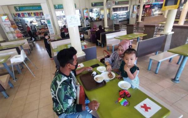 Muhamad Hiraq bersama isteri dan anak singgah makan di R&R Seremban arah utara