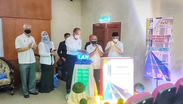 Wan Rosdy (tengah) melancarkan Majlis TPP dan penyampaian insentif kecemerlangan Sijil Tinggi Persekolahan Malaysia (STPM) 2020 anjuran JPN Pahang dengan kerjasama Kerajaan di Auditorium JPN Pahang pada Isnin.