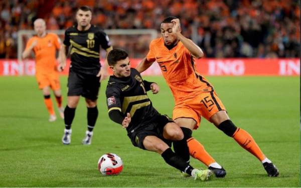 Antara aksi menarik pertemuan Belanda menentang Gibraltar dalam perlawanan kelayakan Piala Dunia itu.