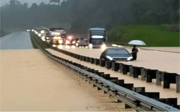 Kerajaan sedang meneliti cadangan LLM untuk menaik taraf aras beberapa lokasi di LPT1 sebagai tindakan jangka masa panjang menyelesaikan masalah banjir di lebuh raya itu. 