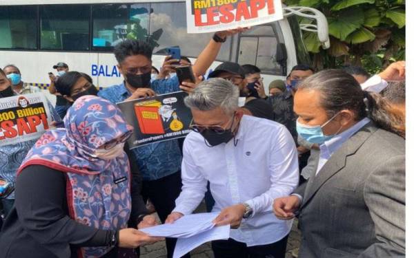 Timbalan Menteri di Jabatan Perdana Menteri (Parlimen dan Undang-Undang), Datuk Mas Ermieyati (kiri) menerima memorandum desakan daripada Presiden Gegar Malaysia, Roslan di luar bangunan Parlimen pada Selasa.