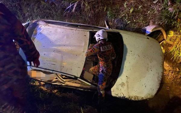 Keadaan kenderaan mangsa yang terjunam ke dalam longkang selepas terbabit kemalangan di Jalan Merintaman-Sindumin, Sipitang.