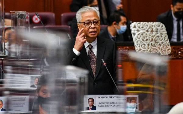 Ismail Sabri kedengaran sebak ketika menyentuh mengenai isu kemiskinan dalam pembentangan Rancangan Malaysia ke-12 (RMK12) di sidang Dewan Negara pada Selasa.