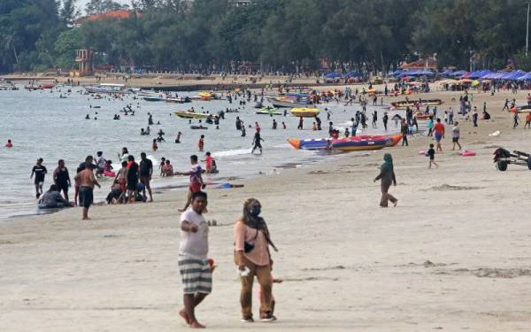 Kawasan pantai dijangka terus menjadi tumpuan orang ramai. Gambar hiasan