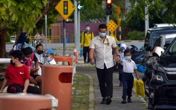 Kira-kira 300,000 murid hadir bagi pengajaran dan pembelajaran (PdP) bersemuka pada minggu pertama pembukaan sekolah bermula 3 Oktober lalu. - Foto Bernama