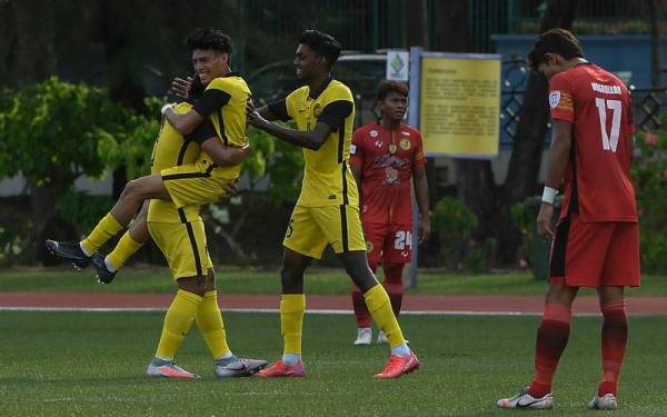 Pemain pasukan skuad B-22, Azhad Harraz Arman (kiri) meraikan jaringan gol yang dilakukannya pada perlawanan persahabatan bertemu pasukan Negeri Sembilan FC di Padang Majlis Perbandaran Subang jaya pada Selasa. - Foto Bernama