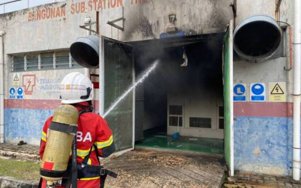 Anggota bomba melakukan kerja-kerja pemadaman kebakaran di sebuah bilik selepas dua transformers terbakar di Loji Air Semangar, Jalan Kulai-Kota Tinggi, Kota Tinggi, pada Selasa.