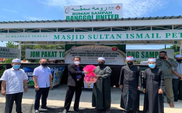 Tuan Zainal (tiga dari kiri) selepas melakukan gimik perasmian Rumah Sampah Masjid Sultan Ismail Petra pada Rabu