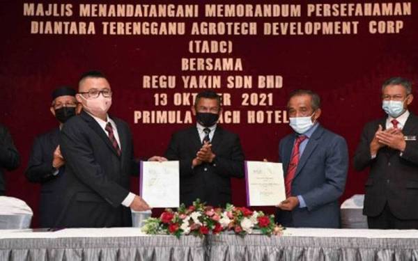 Dr Azman (tengah) menyaksikan pertukaran dokumen MoU antara Azhar @ Wahab (dua dari kanan) dan Chuan Leong (tiga dari kiri) di sebuah hotel pada Rabu.