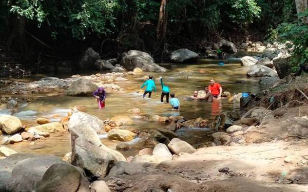 Orang ramai dilihat mula mengunjungi lokasi itu untuk beriadah.