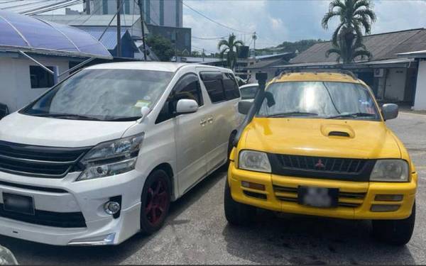 Antara kenderaan mewah yang dirampas hasil serbuan di sebuah kediaman Kampung Paya Gucil, Bukit Tok Beng, Gong Badak di sini, jam 8.30 malam pada Selasa. FOTO: Ihsan PDRM