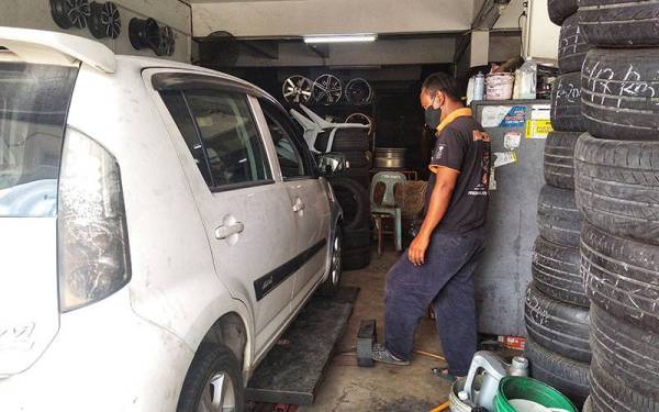 Suasana di bengkel tayar, pelanggan semakin bertambah sejak beberapa hari lalu.