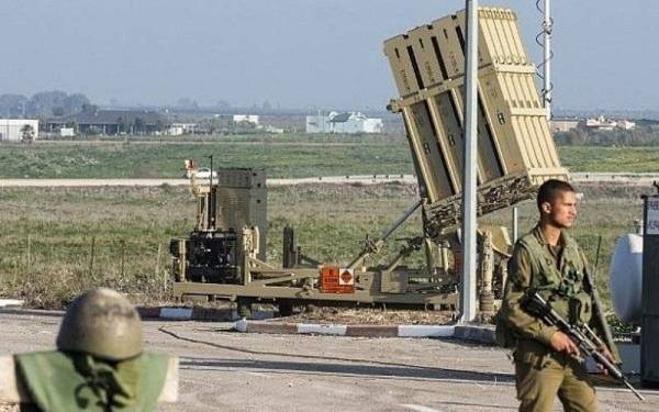 Gambar fail menunjukkan tentera Israel mengawal Bukit Golan yang bersempadan dengan Syria. - Foto AFP