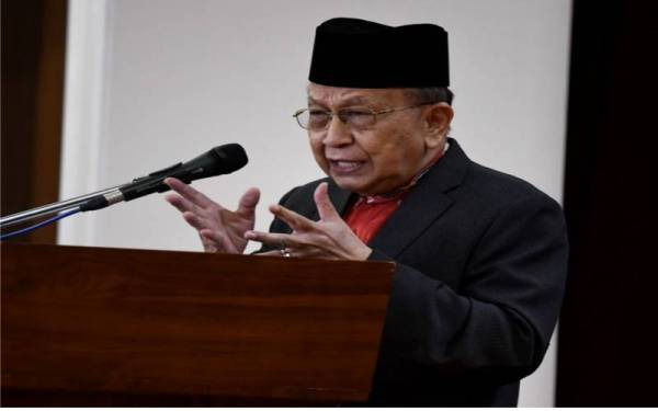 Tan Sri Dr Rais Yatim berucap ketika menghadiri Majlis Ahli Dewan Negara Tamat Tempoh Perkhidmatan bagi Tahun 2020 dan 2021 di Parlimen pada Khamis. - Foto Bernama 