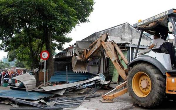 Struktur kediaman dijadikan stor di Jalan Batu Belah, Pusat Bandar Utara dirobohkan dalam operasi tindakan khas oleh DBKL pada Khamis.