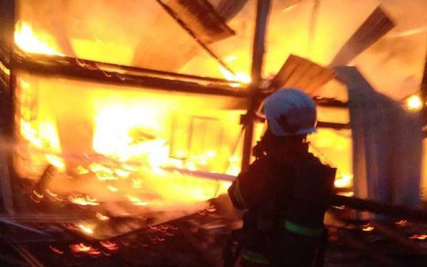 Kebakaran sebuah rumah di Jalan Ros, Batu 7 Ijok, Kuala Selangor pada Khamis.