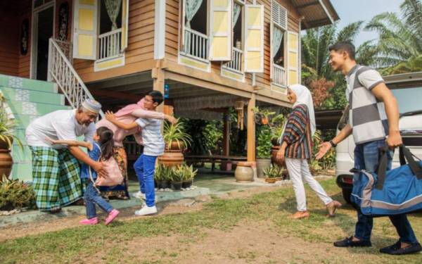 Di sebalik keghairahan dapat pulang ke kampung, rakyat tidak sepatutnya memandang enteng SOP yang perlu dipatuhi waima ketika di rumah ibu bapa. - Foto 123RF