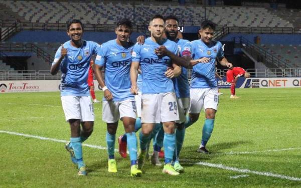 Darren bersama pemain-pemain PJ City ketika meraikan jaringan ketika menentang Sabah FC di Stadium Petaling Jaya. - Foto PJ City FC