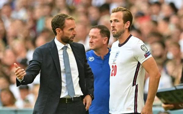 Southgate (kiri) berkata sesuatu kepada Kane semasa perlawanan kelayakan Piala Dunia.