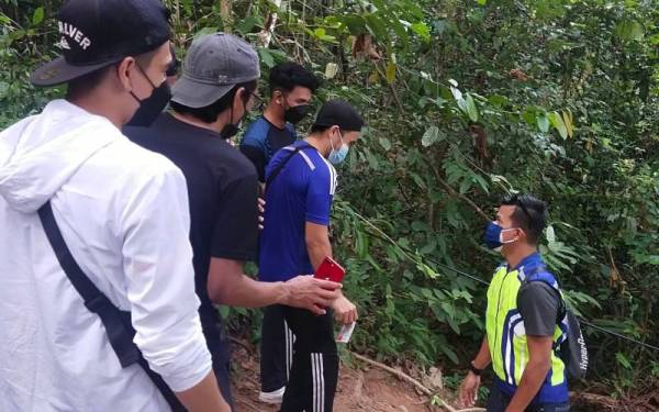 Mereka yang mendaki diminta menunjukkan Mysejahtera masing-masing untuk tujuan pengesahan dua dos vaksin.