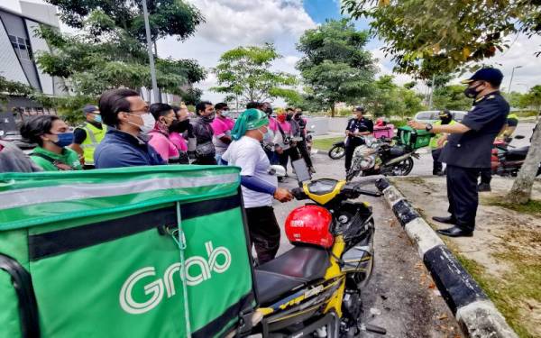 Azrin memberi advokasi kepada penunggang motosikal p-hailing