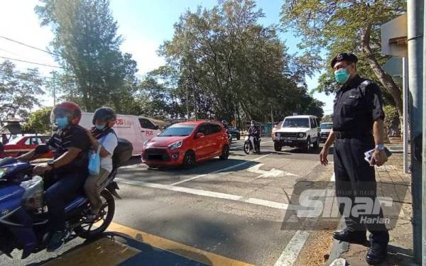 Shafiei melihat keadaan aliran trafik di Batu 4,Jalan Pantai, Port Dickson pada Jumaat.