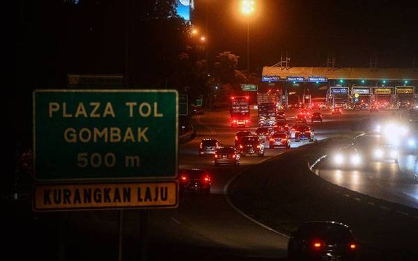 Aliran trafik Plaza Tol Gombak arah Lebuhraya Pantai Timur pada Jumaat menunjukkan peningkatan bilangan kenderaan selepas kerajaan membenarkan orang ramai merentas negeri yang berkuatkuasa pada 11 Oktober lalu.- Foto Bernama