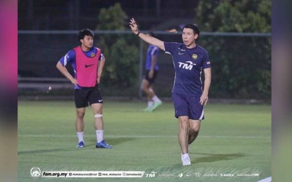 Cheng Hoe ketika mengendalikan latihan skuad Harimau Malaya. - Foto Football Association of Malaysia