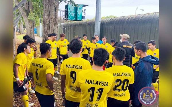 Arulselvaraj ketika memberikan arahan taktikal kepada para pemain Speedy Tigers ketika perlawanan persahabatan menentang Perancis pada Siri Jelajah United Kingdom 2021. - Foto Malaysian Hockey Confederation