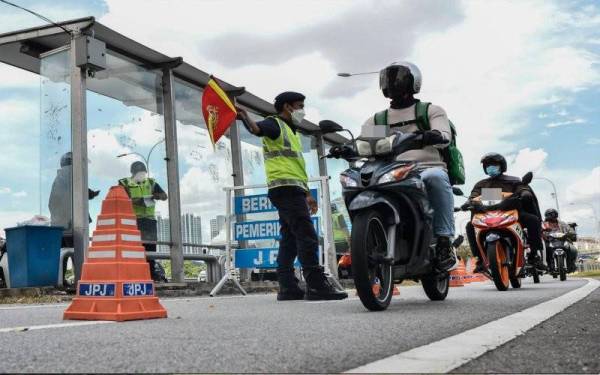 Penunggang motosikal khidmat penghantaran (p-hailing) di Melaka dikesan kerap melakukan kesalahan melanggar lampu isyarat merah.(Gambar hiasan). - Foto Bernama