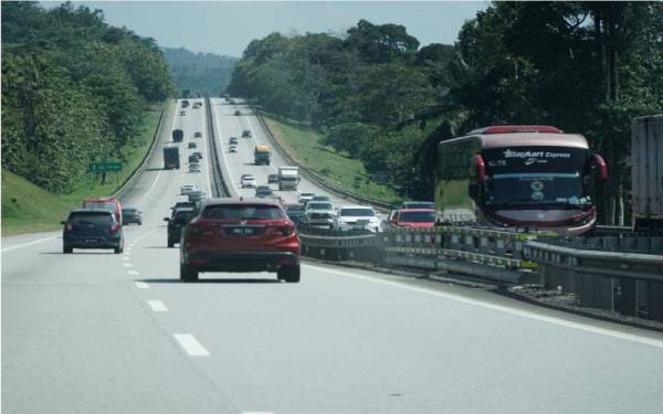 Keadaan aliran trafik Lebuhraya Utara Selatan yang dirakam berhampiran Tapah ketika tinjauan dilakukan.