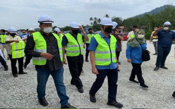 Fadillah (tengah) semasa meninjau tapak projek berkenaan di Ketereh di sini.