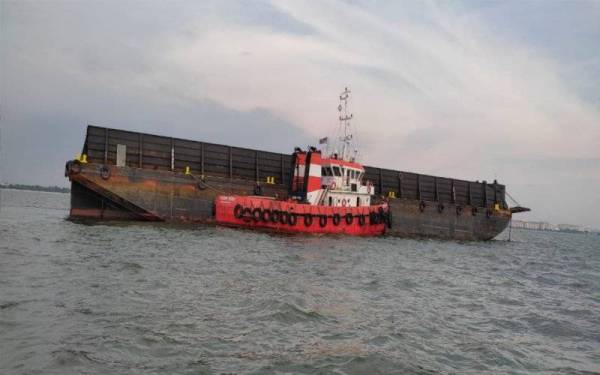 Bot tunda dan tongkang yang ditahan Maritim Malaysia kerana gagal mengemukakan dokumen kapal serta insurans pada petang Jumaat.