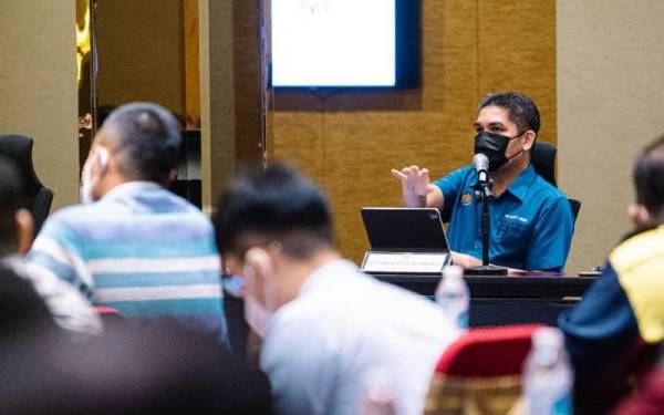 Radzi ketika mengadakan sesi libat urus berkaitan pengoperasian sekolah bersama guru dan wakil PIBG di Melaka pada Sabtu.