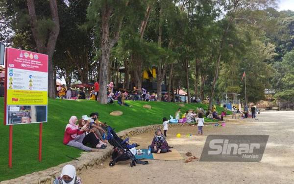 Pengunjung bersantai menikmati keindahan suasana Pantai Teluk Cempedak sempena cuti hujung minggu pada Sabtu.