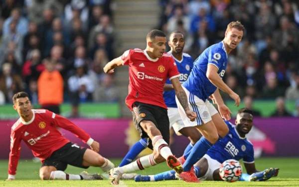 Greenwood (tengah) ketika melakukan percubaan ke arah gawang Leicester City dalam aksi Liga Perdana Inggeris di Stadium King Power, Leicester. -Foto AFP