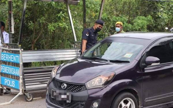 Sekatan jalan raya di Sungai Lebey Gerik dilakukan supaya pemeriksaan secara teliti oleh petugas. Foto: Pembaca