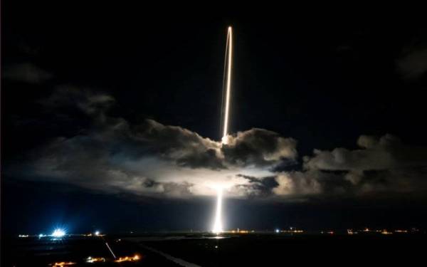 Kenderaan angkasa dikenali sebagai Lucy, dimasukkan ke dalam kapsul kargo khas berlepas dari stesen tentera udara Cape Canaveral di Florida pada jam 5.34 pagi. - Foto Reuters