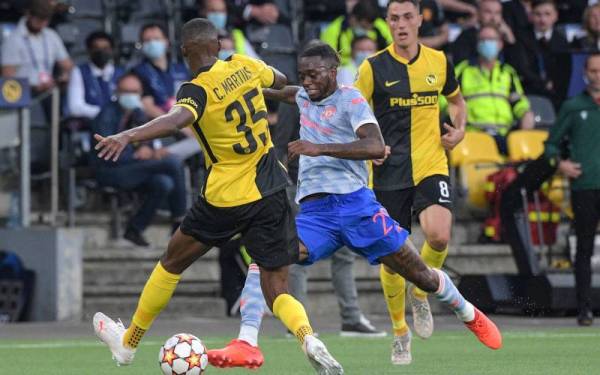 Wan-Bissaka (tengah) ketika bersaingan dengan pemain Young Boys, Christopher Martins (kiri) dan Vincent Sierro semasa perlawanan Kumpulan F saingan Liga Juara-Juara di Bern pada 14 September lalu. - Foto AFP