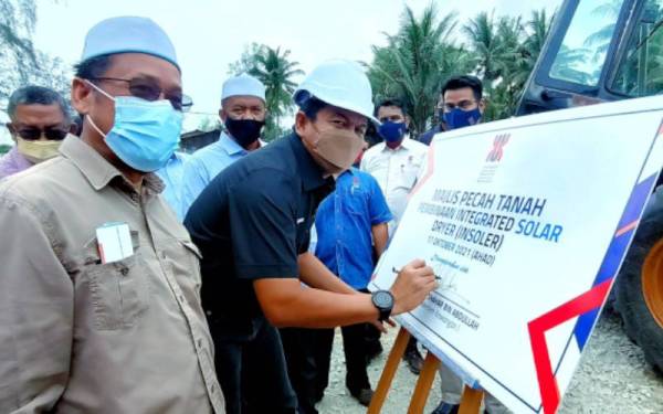 Shahar menurunkan tandatangan sebagai simbolik perasmian majlis pecah tanah Solar Dyer Program ‘UMK-MoF Social Enterprise Project’ di Pantai Geting, Tumpat Ahad.